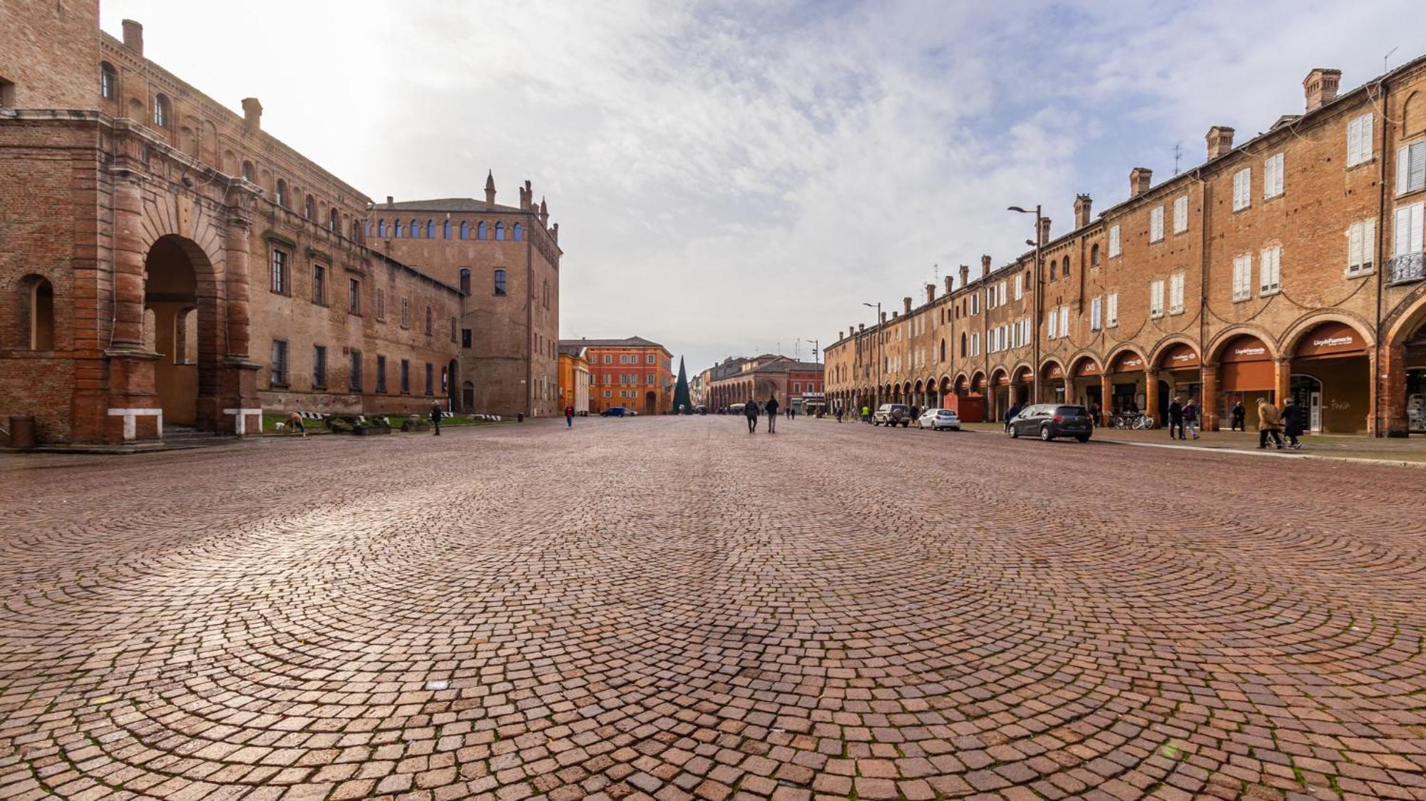 Piazza Martiri-In Pieno Centro Sotto Al Castello Apartment Carpi Ngoại thất bức ảnh